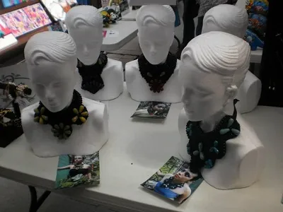Collares artesanales montados en bustos-maniquí, 2016.