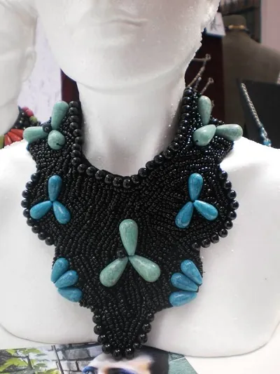 Collar tipo pechera de chaquira con motivos florales, 2016.