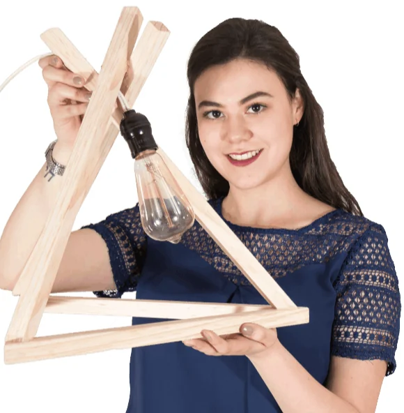 Lámpara de estructura triangular de madera construida por una alumna