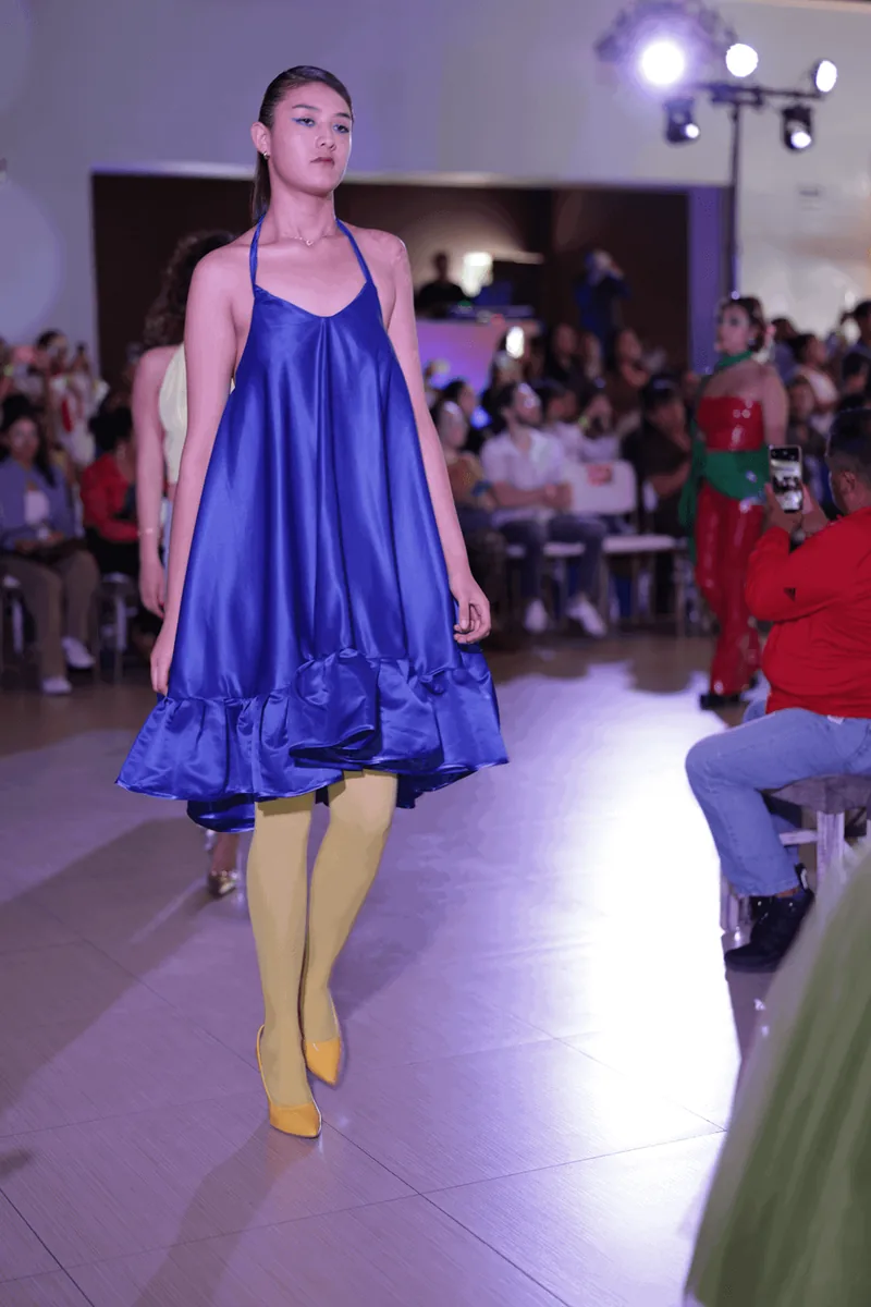 Vestido halter azul rey de raso, corte trapecio con volante inferior.