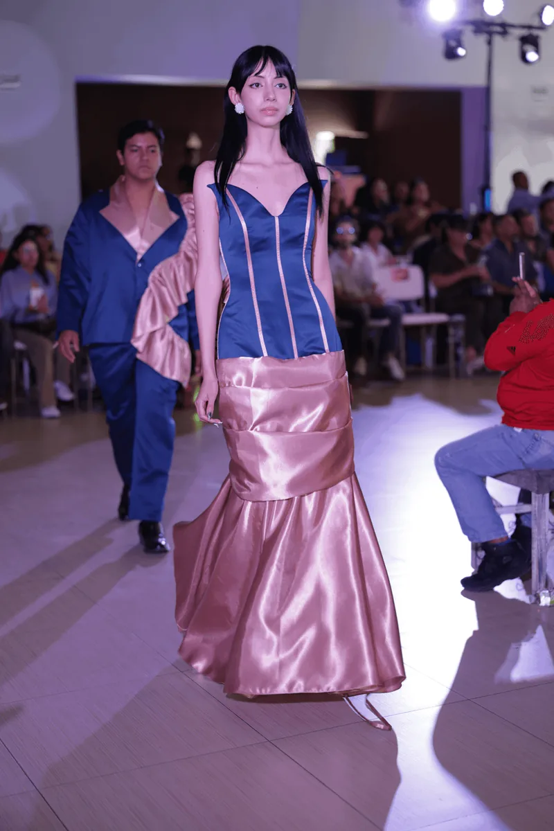 Vestido largo bicolor: corpiño tipo corsé con costuras vistas y falda sirena de raso.