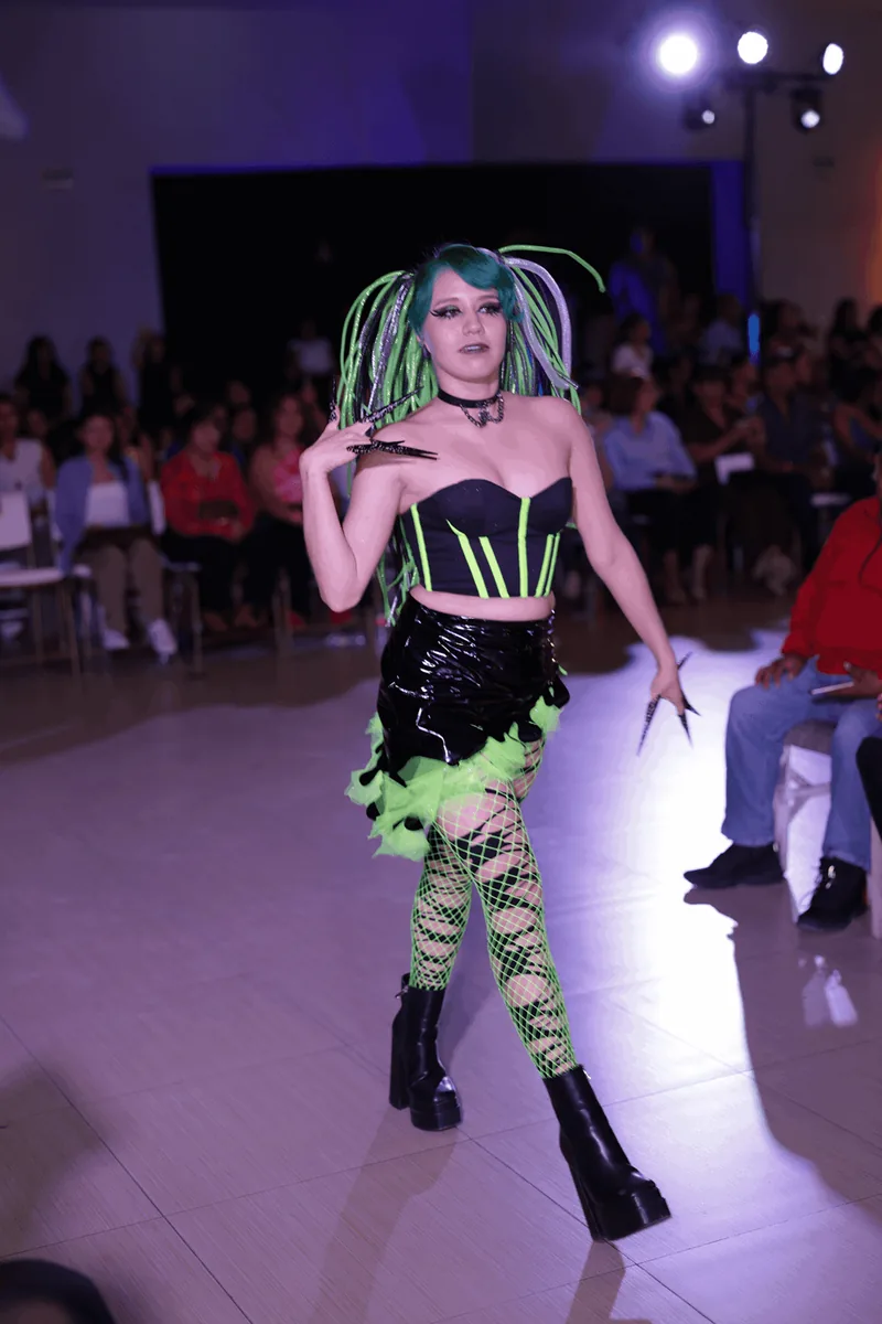 Salida de pasarela, plano entero.