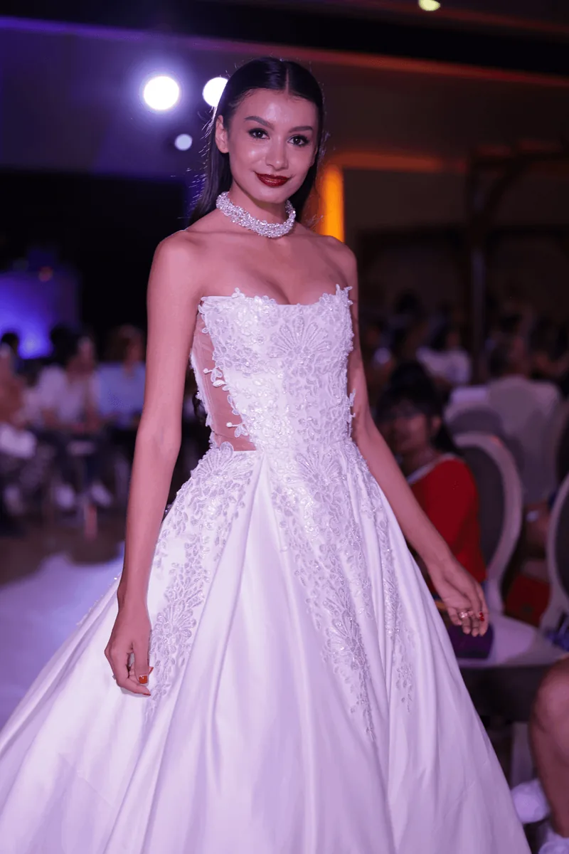 Vestido de novia strapless con corsé de encaje bordado y pedrería, falda de mikado.